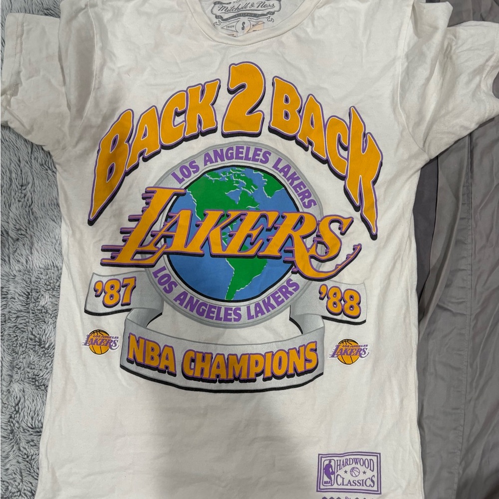 Mitchell & Ness Lakers Back 2 Back Champions Tee